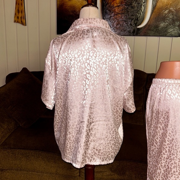BCBG MaxAzria ~ Medium ~ Leopard Print Satin ~ 2 Piece Pajamas Set - Picture 7 of 12